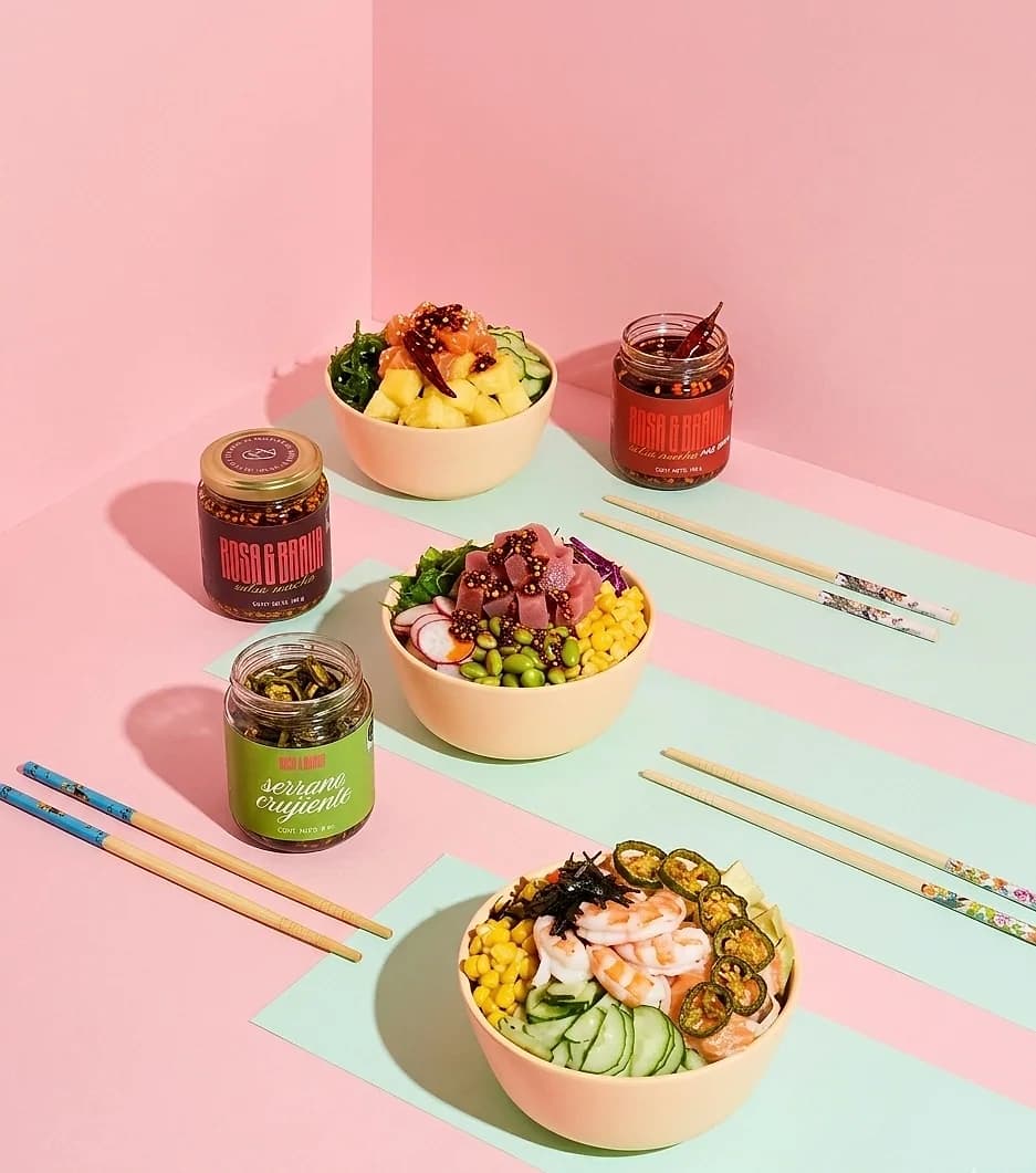 Salsas Rosa & Brava y serrano crujiente junto a poke bowls